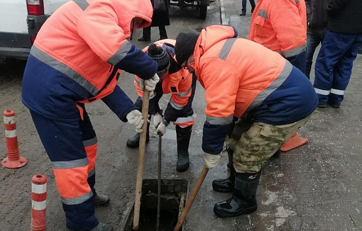 На улице Вересаева в Туле рабочие устраняют порыв водопровода