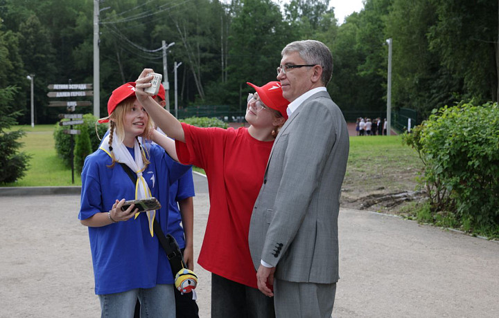 Стал главным героем детских селфи и оставил пожелание на «ладошке»: Дмитрий Миляев посетил лагерь имени Саши Чекалина