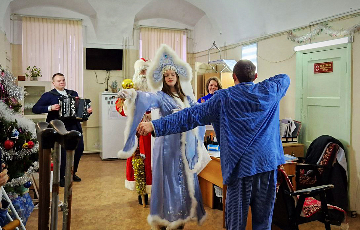 Тульские школьники устроили новогодний праздник для бойцов СВО в военном клиническом госпитале