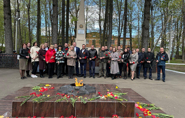 Коллектив завода «Мехмаш» и депутаты «Единой России» возложили цветы на Аллее Славы в Дубне