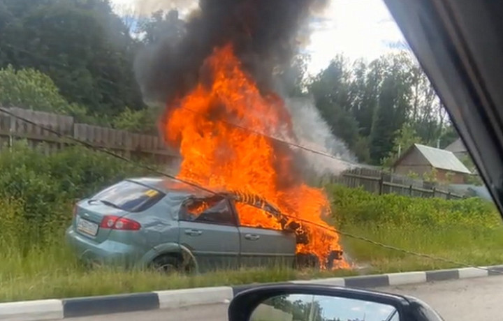 В Ефремове иномарка снесла столб, слетела в кювет и загорелась