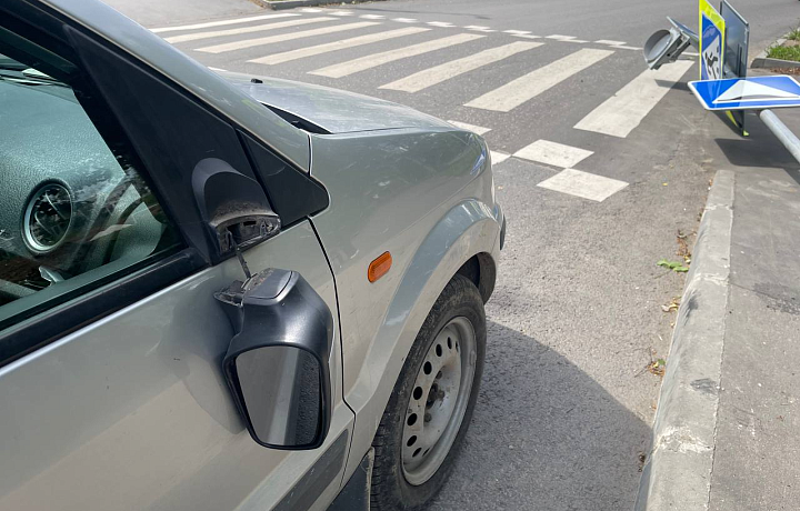 Дорожный знак упал на машину из-за сильного ветра на улице Рязанской