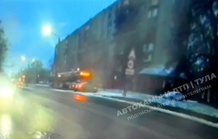 Момент ДТП с трамваем на улице Станиславского в Туле попал на видео