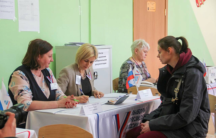 На избирательном участке «Герои спорта» в Туле проголосовала волейбольная команда «Тулица»