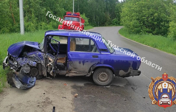 В Кимовском районе водитель легковушки потерял управление и врезался в «КАМАЗ»