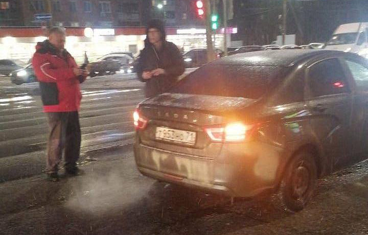 В Туле на проспекте Ленина столкнулисьWolksvagen и «Лада»