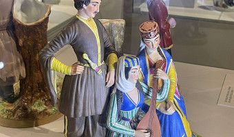 Скульптуры с уникальным характером: фотоэкскурсия по выставке «Народы России. Русская фарфоровая скульптура» тульского филиала Исторического музея