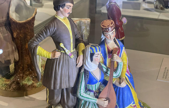 Скульптуры с уникальным характером: фотоэкскурсия по выставке «Народы России. Русская фарфоровая скульптура» тульского филиала Исторического музея