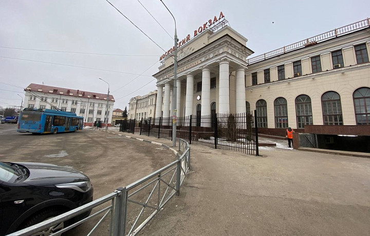 В Туле у Московского вокзала начали устанавливать забор