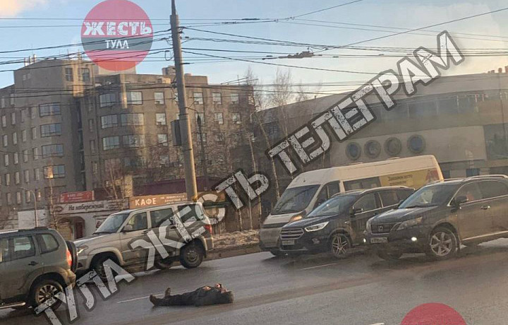 В тульском Заречье мужчина лег на дорогу и не давал автомобилям проехать