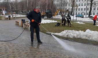 Глава администрации Тулы вместе с жителями провёл первый весенний субботник в Кировском сквере