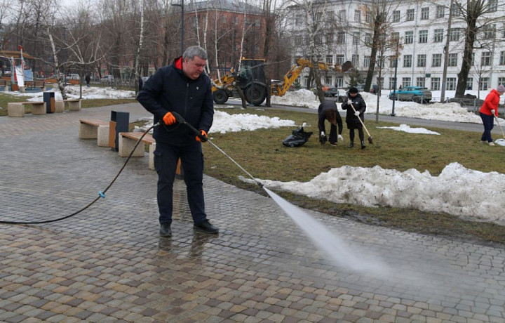 Глава администрации Тулы вместе с жителями провёл первый весенний субботник в Кировском сквере