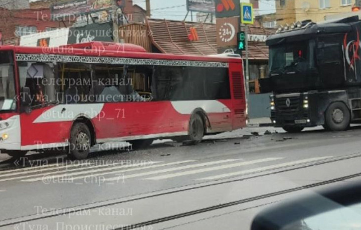 Фура протаранила автобус с пассажирами на улице Октябрьской в Туле