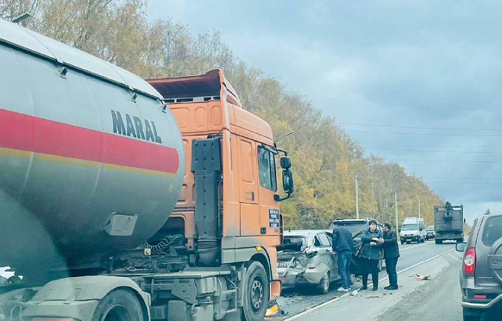 На Новомосковском шоссе Тулы произошло массовое ДТП с участием автоцистерны
