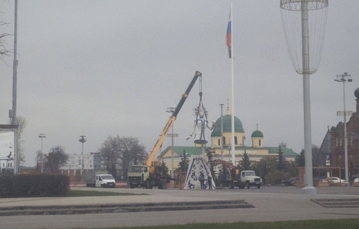 На площади Ленина в Туле почти закончен монтаж 10-метровой Снегурочки