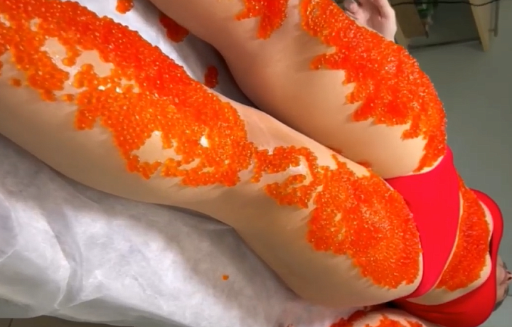 В Туле салон красоты за миллион рублей предлагает женщинам обмазаться красной икрой