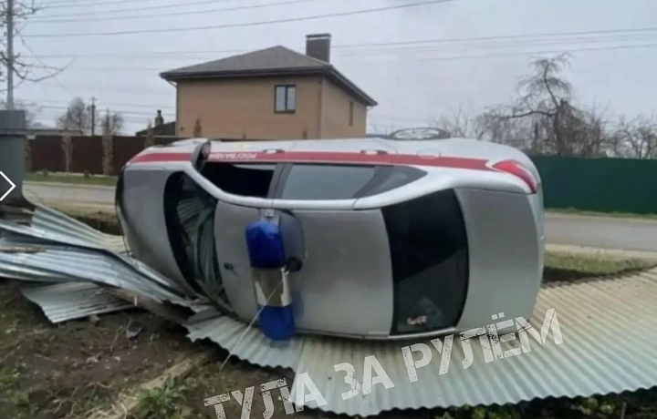 Машина Росгвардии перевернулась на улице Чмутова в Туле