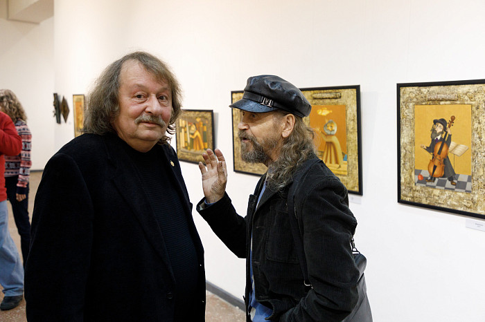 Таинственные маски и средневековые мотивы: в Туле открылась выставка художника Александра Майорова