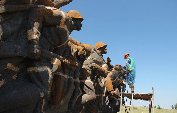 Денис Пушилин: студенты-волонтеры из России восстановят священный курган Саур-Могила на Донбассе