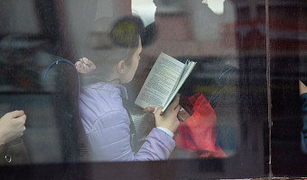 Писатель объяснил, почему бумажные книги не исчезнут, но роста продаж ждать не стоит