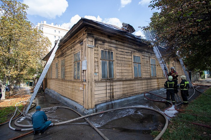В Туле на улице Свободы загорелся дом