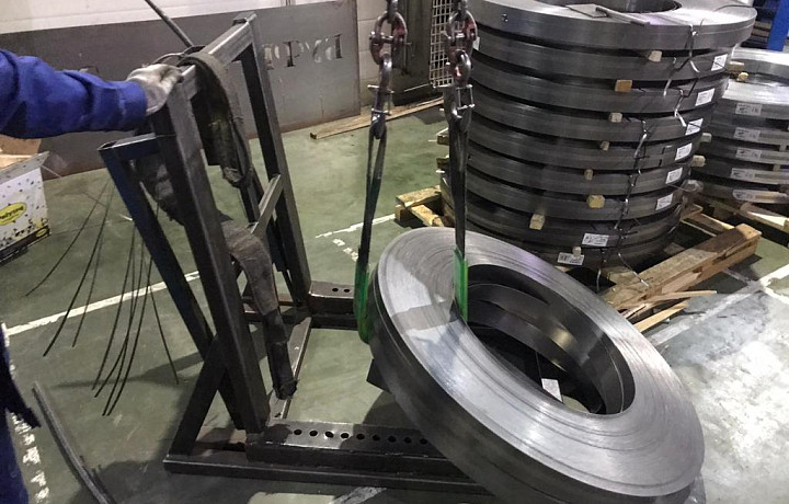 В Тульской области сотрудник компании по изготовлению сейфов получил переломы ног во время работы