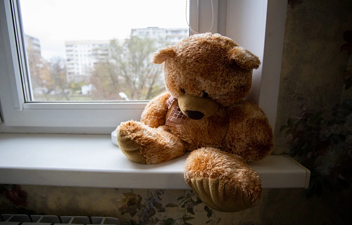 В Плавске двухлетняя девочка выпала из окна четвертого этажа на улице Орлова