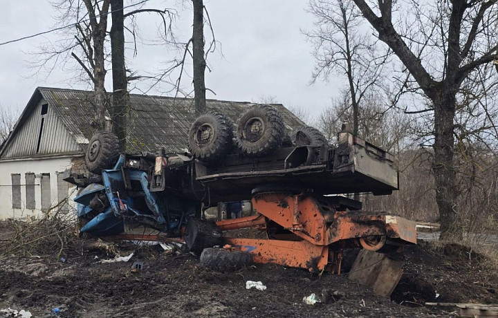 В Тепло-Огаревском районе автокран перевернулся на крышу, водитель остался жив