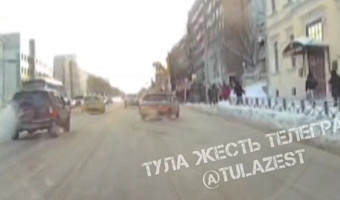 В Туле водитель «ВАЗа» начал дрифтить прямо у здания городского УМВД