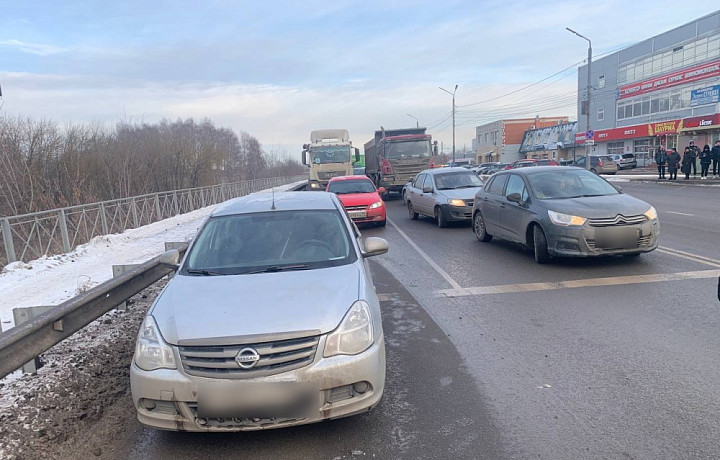 На улице Рязанской в Туле столкнулись Scania и Nissan