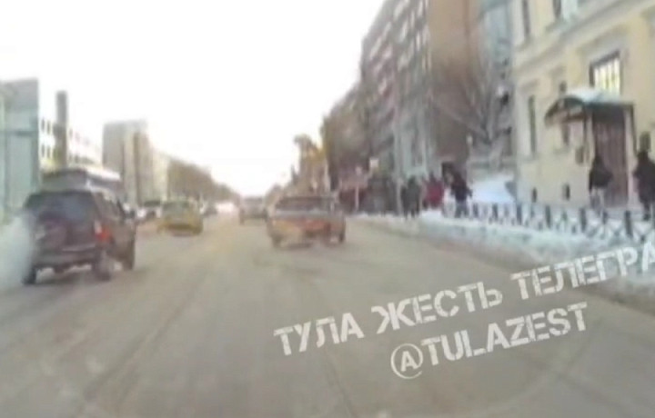 В Туле водитель «ВАЗа» начал дрифтить прямо у здания городского УМВД