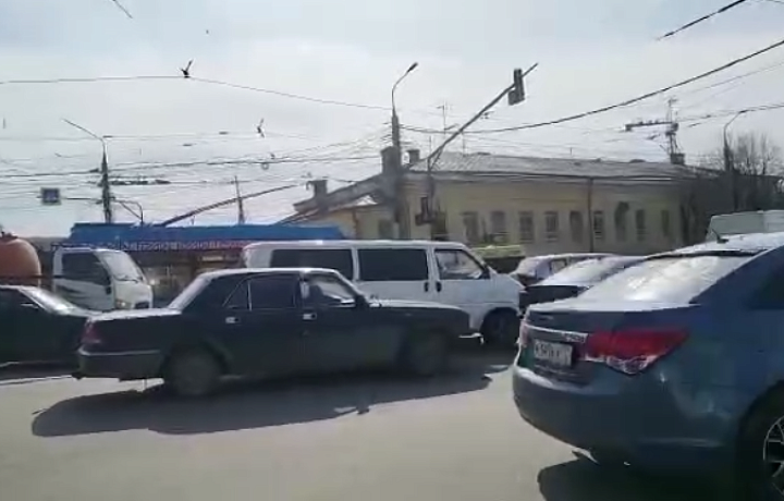 Автомобильная пробка образовалась в Туле на улице Луначарского