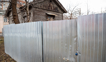 Экспертиза и обращение в суд: юрист рассказал, как решить конфликт соседей из-за забора