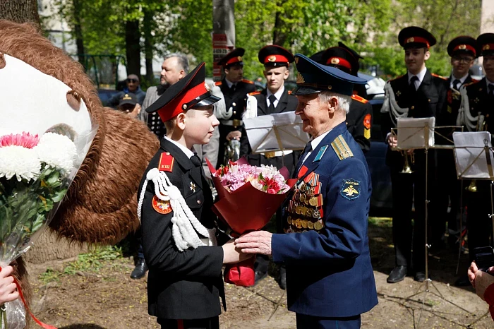 Тульские кадеты и студенты поздравили ветерана Великой Отечественной войны с наступающим Днем Победы