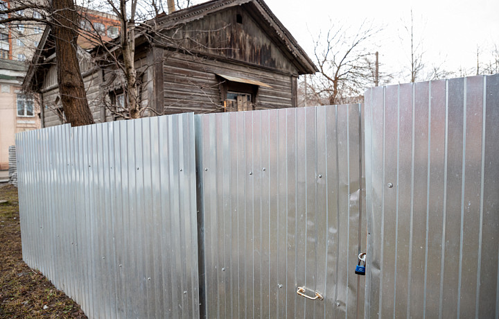 Экспертиза и обращение в суд: юрист рассказал, как решить конфликт соседей из-за забора