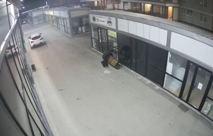 Тулячка украла лавку в жилом комплексе и скрылась в неизвестном направлении