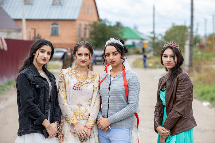 Молодожены-подростки и пир горой: как в тульском Плеханово отмечают цыганские свадьбы