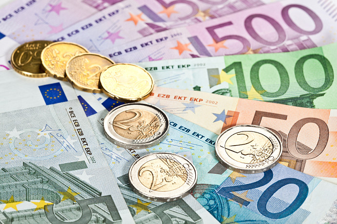Курс евро на Мосбирже упал ниже 53 рублей