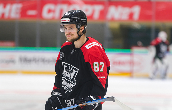 Игрока «Нефтяника» унесли со льда без сознания после силового приема игрока тульского АКМ