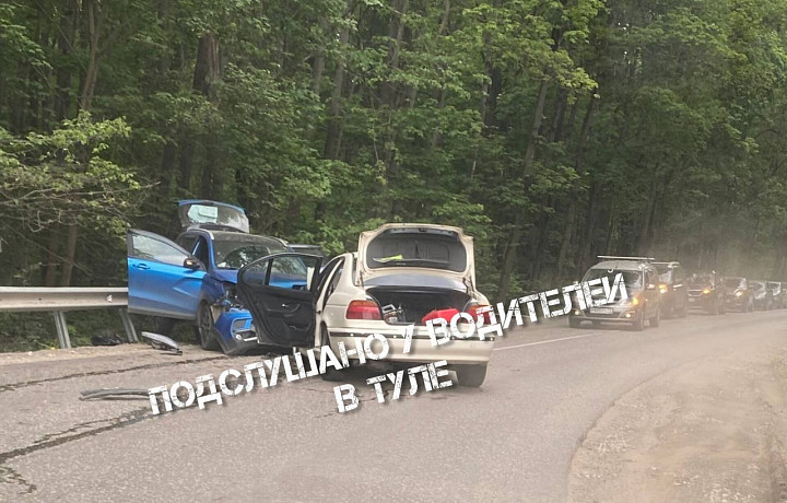 На Веневском шоссе в Туле собралась пробка из-за лобового ДТП