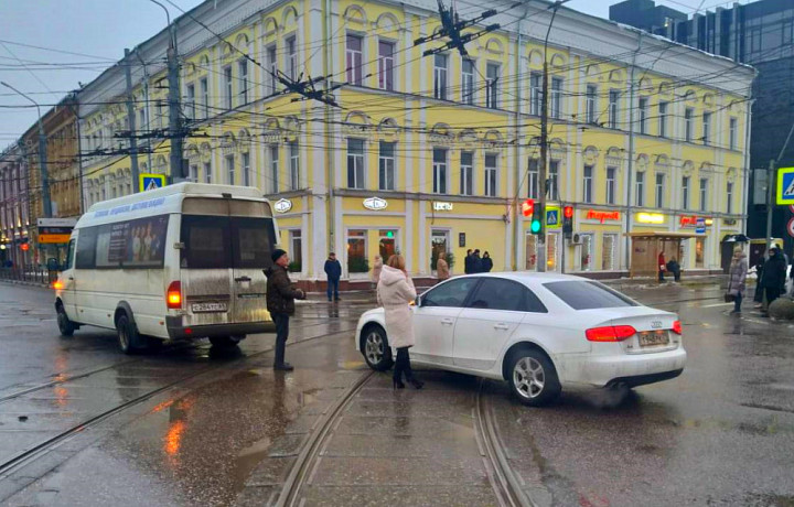 На улице Советской в Туле ДТП спровоцировало задержку трамваев