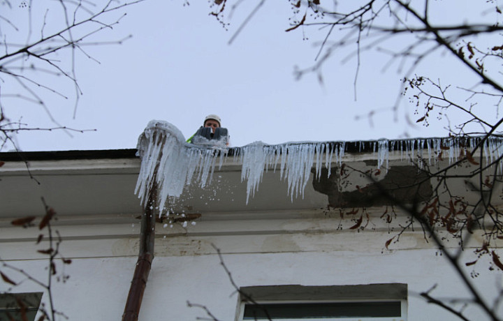 Кровли тульских домов проверили на наличие наледи и сосулек