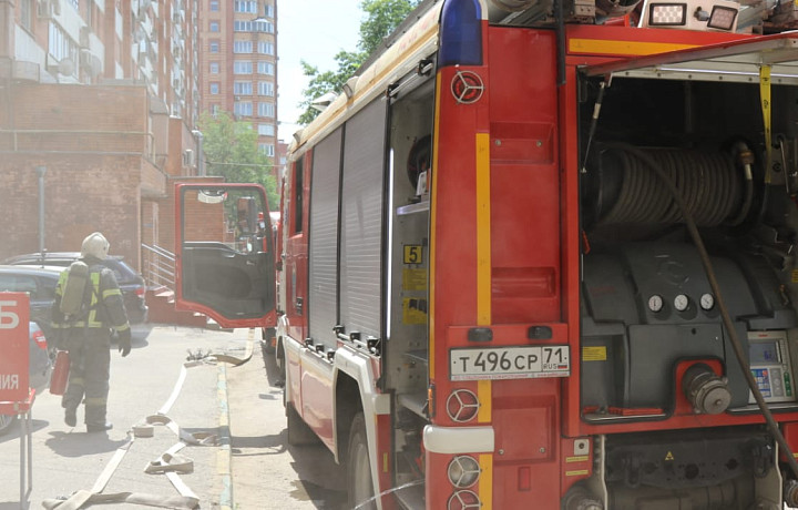 Сотрудники МЧС потушили пожар в многоэтажке на Красноармейском проспекте Тулы