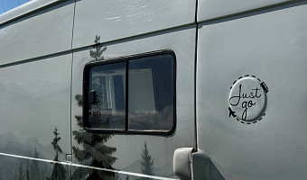 Где припарковался, там и дом: тулячка сама построила автодом из броневика