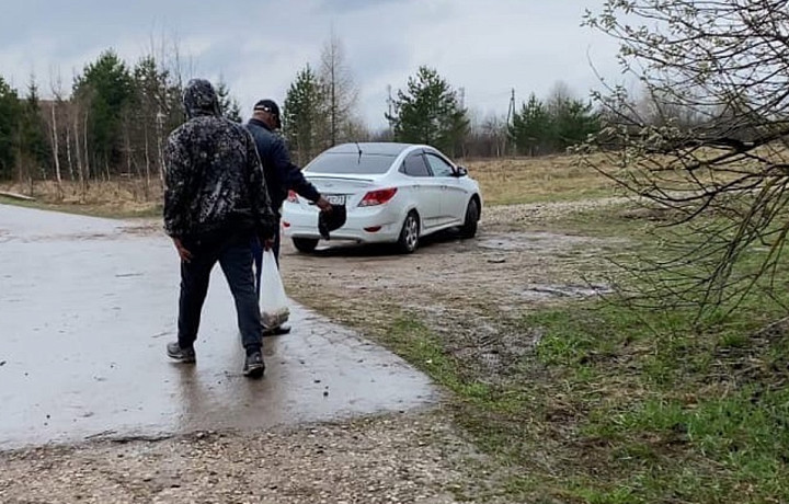 Неизвестные украли с могил в селе Архангельское яйца и конфеты