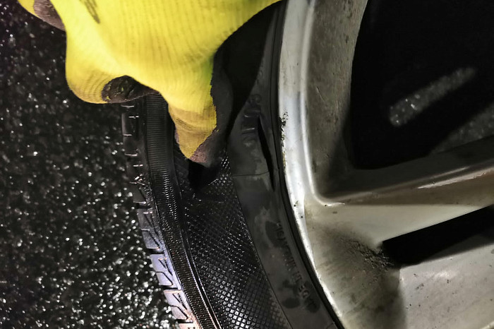 «Пробиты шины и покрышки, погнуты диски»: пострадавшие из-за ямы на Павшинском мосту в Туле автомобилисты рассказали подробности