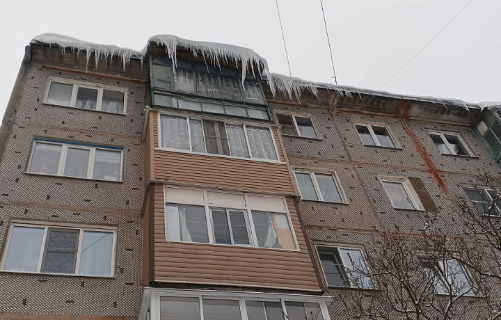 Никто не хочет, а надо: кто обязан заниматься очисткой балконов от снега и наледи – и чем грозит бездействие