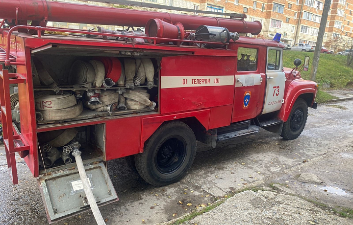 Из пожара в жилом доме на улице Кирова в Суворове эвакуировали девятерых взрослых и ребенка
