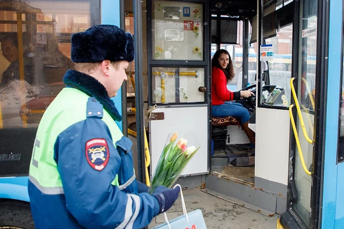 Сто букетов тюльпанов: тульских автоледи поздравили с наступающим 8 марта