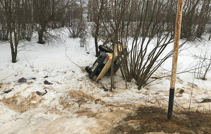 В Новомосковске водитель «Москвича» не справился с управлением и улетел в кювет